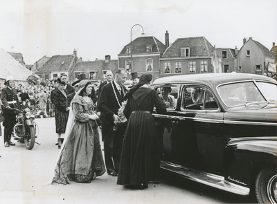 876555 Afbeelding van het bezoek van koningin Juliana en prins Bernhard aan de stad Utrecht, zittend in de koninklijke ...